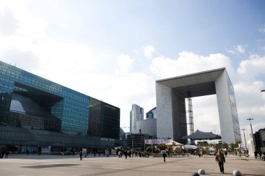 Metinleriniz için boş alanı olan modern bina