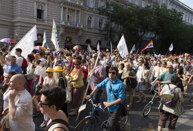 BUDAPEST, HUNGARY - 6 Temmuz 2013 'te Budapeşte, Macaristan' da LGBT (lezbiyen, gey, biseksüel ve transseksüel) haklarını desteklemek için düzenlenen Eşcinsel Onur Yürüyüşüne kimliği belirsiz kişiler katıldı..