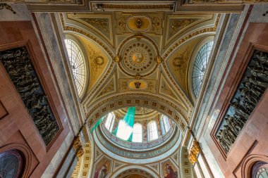 Vatikan 'daki St. George Katedrali' nin içi