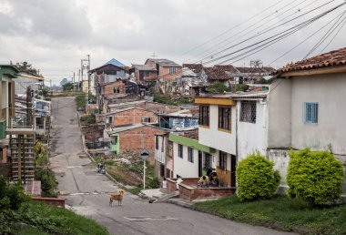 Salento, KOLOMBIA - 25 Ekim 2015 Salento yakınlarındaki küçük bir köy. Salento, Kolombiya 'nın Zona Cafetera bölgesinde, Quindao departmanında sakin bir kasabadır..
