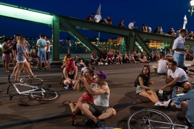 Budapeşte, Macaristan - 6 Temmuz 2019: Macar başkentinin en eski köprülerinden biri olan Liberty Köprüsü 'nde yaz gecesinin tadını çıkaran tanımlanamayan insanlar. Köprü hafta sonları ulaşıma kapatıldı. 