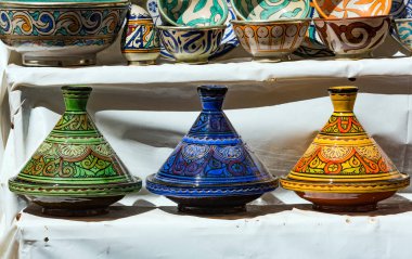 Kil şeklinde seramik sürahi ve seramik