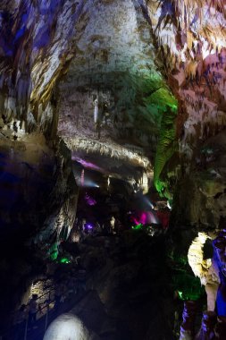 Prometheus CAVE, GEORGIA - 24 Temmuz 2015 'te Tskaltubo, Georgia yakınlarındaki Prometheus mağarası. Bu Gürcistan 'ın doğal harikalarından biridir. Sarkıtların ve dikitlerin nefes kesici örneklerinden biridir..
