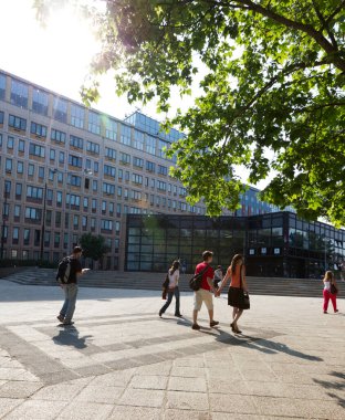 Şehirde yürüyen bir grup insan.