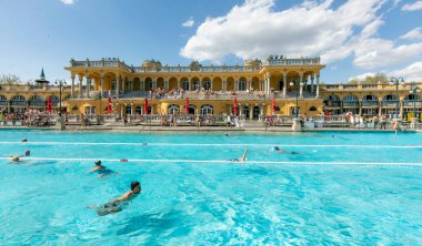 Macaristan Budapeşte 'de modern yüzme havuzu