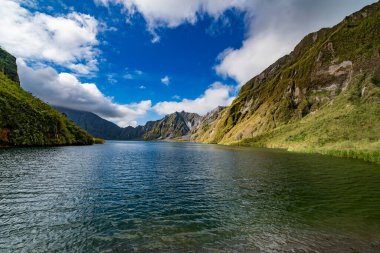 Filipinler 'deki Pinatubo volkan krateri