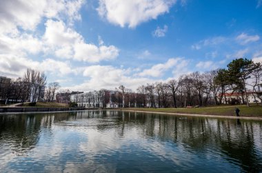 Baharda parkın manzarası