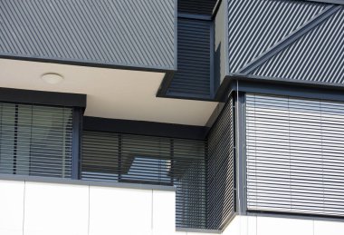 çatısı olan modern cam pencere