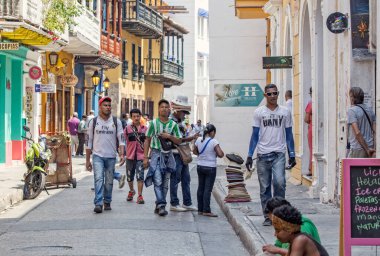 CARTAGENA, COLOMBIA - 29 Ekim 2015: Cartagena şehir merkezinde kimliği belirsiz insanlar. Kolombiya 'nın en büyük beşinci şehri ve Barranquilla' dan sonra bölgenin en büyük ikinci şehridir..