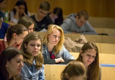 BUDAPEST, HUNGARY - 14 Mayıs 2013 'te Budapeşte' de düzenlenen ELTE konferans salonunda kimliği belirsiz öğrenciler. Eotvos Lorand Üniversitesi (ELTE) Macaristan 'ın en büyük ve en eski üniversitesidir..