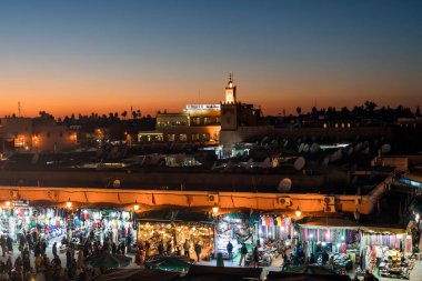 Marakeş, Fas - 25 Aralık 2017 Jemaa el Fna Meydanı, Marakeş 'in merkezindeki amfetamin pazarı.