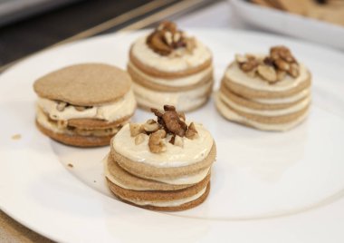 Krem peynirli ve fındıklı bir yığın lezzetli çikolatalı pasta.