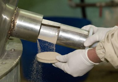 Bir matkap tutarken elinizi kapatın.