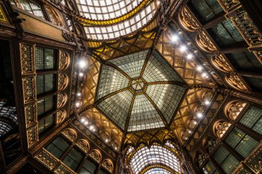 Budapeşte, Macaristan - 12 Haziran 2019: Hyatt Hotel 'in Parizsi Udvar (Parisian Passage) iç mekanı, Haziran 2019' da Macaristan 'ın Budapeşte kentinde açıldı.