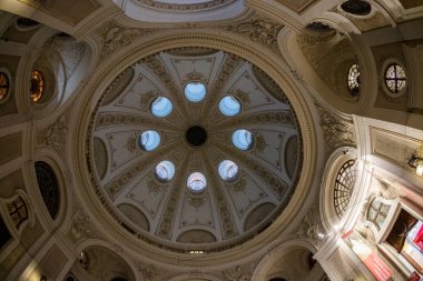 Vienna, AUSTRIA - 30 Kasım 2016: Viyana Devlet Opera Evi. Wiener Staatsoper yılda yaklaşık 300 gösteride 50-70 opera ve bale sahnelemektedir.. 