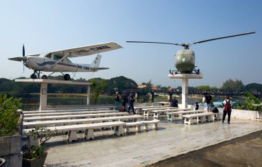 Tayland 'da helikopter ve uçak heykelleri