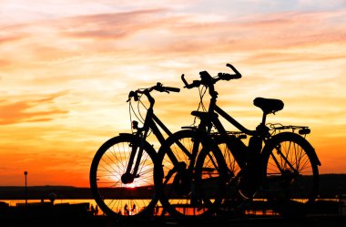 Gün batımında bir bisikletin silueti