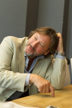 Orkeny Tiyatrosu aktörü Laszlo Galffi, Macar Film Akademisi 'nin profosörü röportajını yapıyor. 29 Mayıs 2012 'de Budapeşte, Macaristan' da. Galffi 2011 yılında 