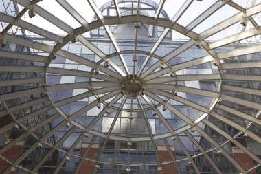 Binanın çatısının manzarası.