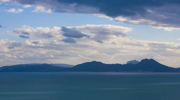 Utsikt Över Havet Och Bergen — Stockfoto