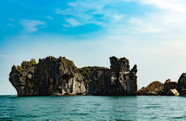 Beautiful Tropical Beach Rocks Blue Sky — Stock Photo, Image