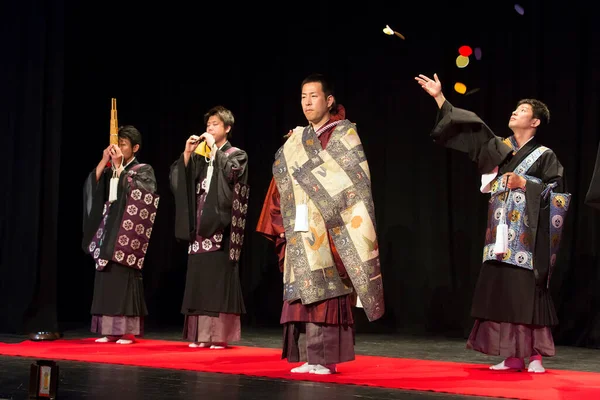 舞台上で伝統芸能を披露する日本人 — ストック写真