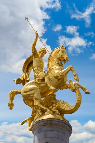 Gouden Sculptuur Van Sint Joris Het Vrijheidsplein Tbilisi — Stockfoto