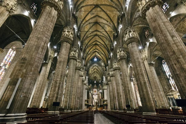 Prag 'daki Aziz Vitus Katedrali' nin içi.