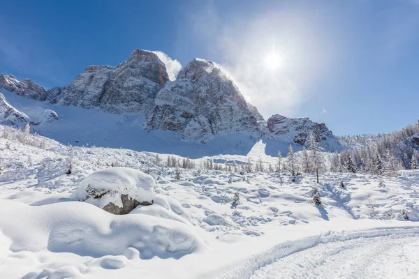 Winterlandschaft Mit Schneebedeckten Bergen — Stockfoto