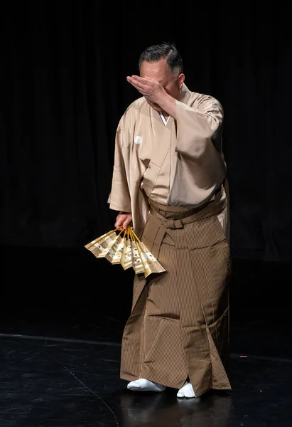 穿和服的日本男人在舞台上表演 — 图库照片