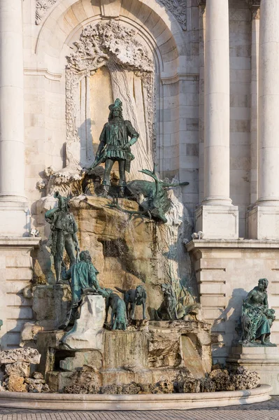 ヨーロッパの彫像と古い歴史的建造物 — ストック写真