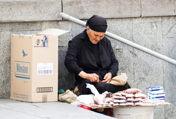 シティストリートで販売するシニア女性 — ストック写真