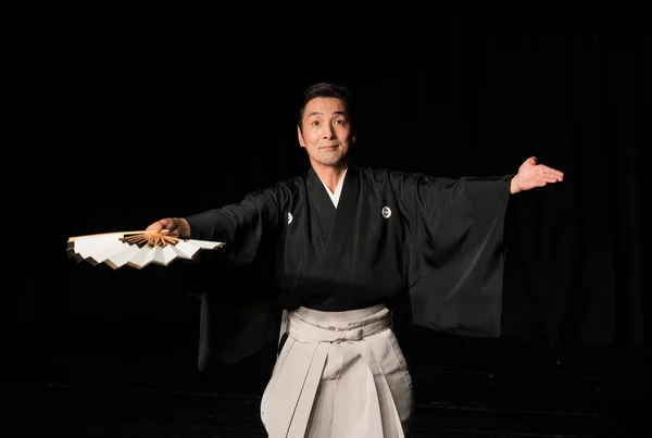 Hombre Japonés Que Actúa Escena Oscura — Foto de Stock