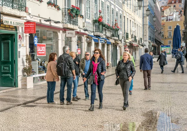 Grupo Personas Caminando Por Ciudad — Foto de Stock