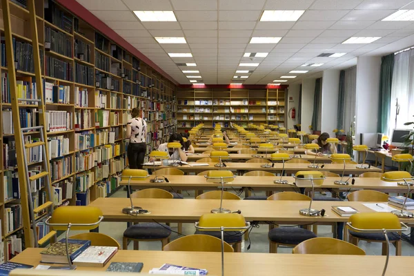 Klassenzimmer Mit Stühlen Und Tischen Der Bibliothek — Stockfoto