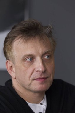 Pal Macsai, aktör, Orkeny Tiyatrosu 'nun yönetmeni Pal Macsai röportaj veriyor. 29 Mayıs 2012. Budapeşte. Pal Macsai 2012 'de Yılın Sesi ödülünü aldı..