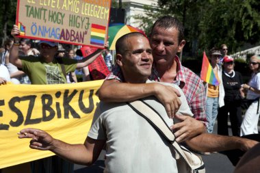 BUDAPEST, HUNGARY - 10 Temmuz 2010: Budapeşte, Macaristan 'da kimliği belirsiz insanlar LGBT (lezbiyen, gey, biseksüel ve transseksüel) haklarını desteklemek için düzenlenen Budapeşte Gay Onur Yürüyüşü' ne katıldılar..