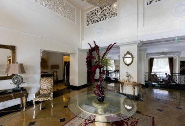 BURGAS, BULGARIA - 21 Temmuz 2016: 1959 yılında kurulan Primoretz Grand Hotel ve Spa, şehirdeki tek beş yıldızlı otel. Burgaz, Bulgaristan 'ın Karadeniz kıyısındaki ikinci büyük kenti oldu..