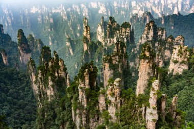 Zhangjiajie, Çin 'deki kireçtaşı dağları