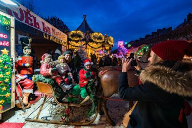 PARIS, FRANCE - 30 Kasım 2019: Paris Tuileries Garden Noel Pazarı