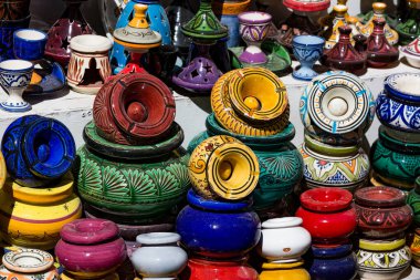 Piyasada renkli çömlekler