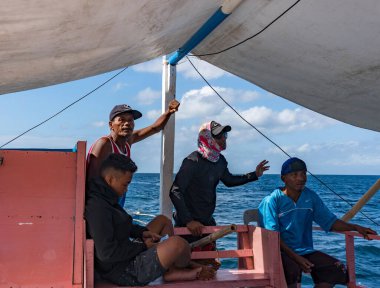 Bir grup insan yatta eğleniyor.