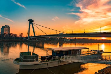 Akşamları nehrin üzerindeki köprünün manzarası