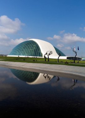 KUTAISI, GEORGIA - 15 Ekim 2014: Kutaisi 'deki modern Gürcistan Parlamento Binası. Tiflis 'in 221 kilometre batısında. Kutaisi, Gürcistan 'ın en büyük ikinci şehridir..