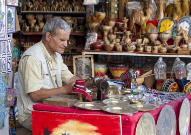Geleneksel Tayland yemeği satan bir adam.