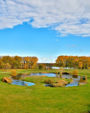 Göletli ve ağaçlı sonbahar parkı