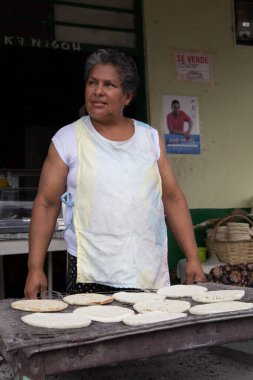 SALENTO, KOLOMBIA - 25 EKİM 2015: Salento 'da bir sokakta kimliği belirsiz insanlar. Salento, Kolombiya 'nın Zona Cafetera bölgesinde, Quindo departmanında küçük sakin bir kasabadır..