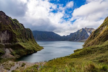 Filipinler 'deki Pinatubo volkan krateri