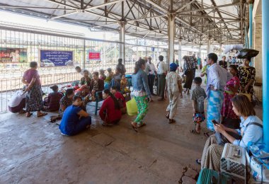 Myanmar 'daki insanlarla dolu tren istasyonu.