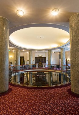 Budapeşte, Macaristan - 2 Haziran 2017: Macaristan 'ın Budapeşte kentinde Tuna Nehri üzerinde tarihi bir Art Nouveau oteli olan Tuna Hotel Gellert' in içi 1918 yılında açıldı..